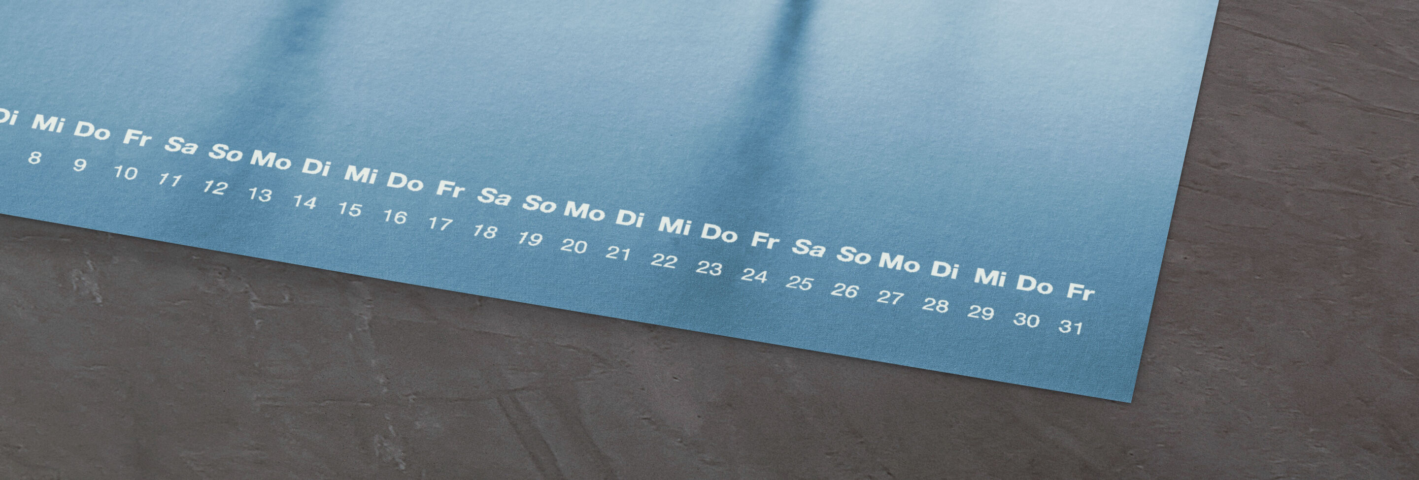 Design CEWE pentru un calendar cu fundal albastru clar, afișând zilele săptămânii și cifrele.