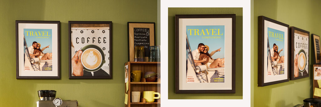 Colaj format din trei imagini diferite, în care apare un poster înrămat cu fotografia unui cuplu într-o barcă și textul „TRAVEL companions”, scris cu litere galbene. Posterul este agățat pe un perete verde deschis, lângă o altă imagine înrămată, în care se văd un espressor și câteva cești de cafea.