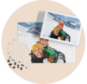 Un puzzle și o fotografie pe o masă care arată bucuria de a juca împreună.