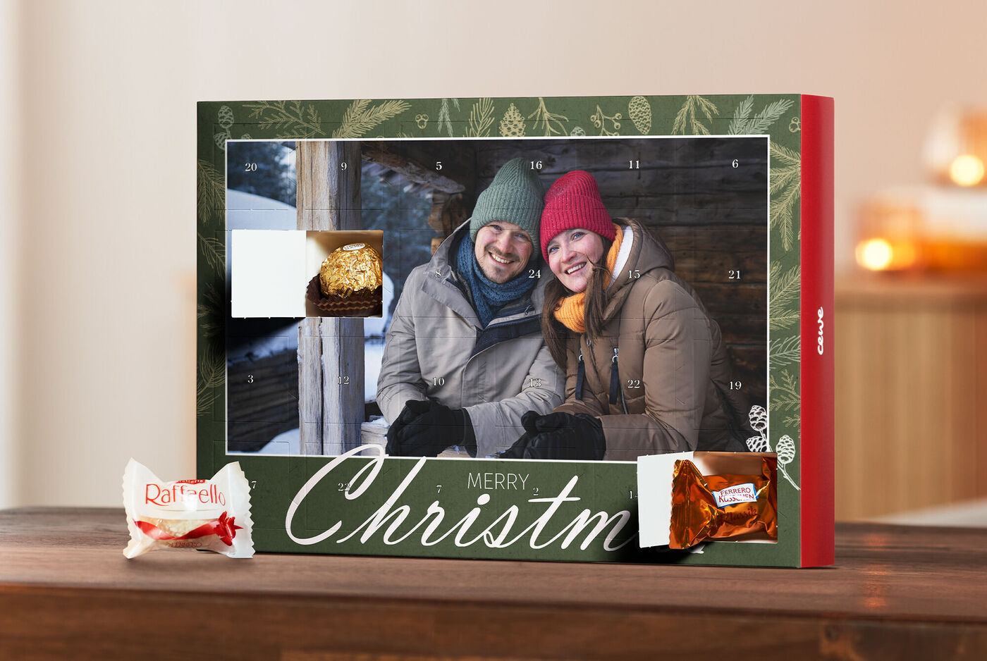 Calendar de Advent cu două persoane întoarse una spre cealaltă, înconjurate de dulciuri delicioase